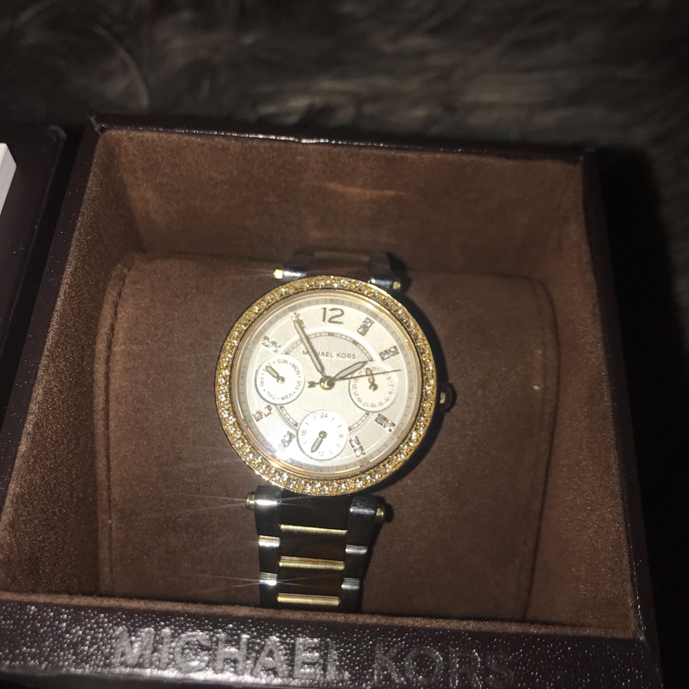 I’m selling a Michael Kors watch used.